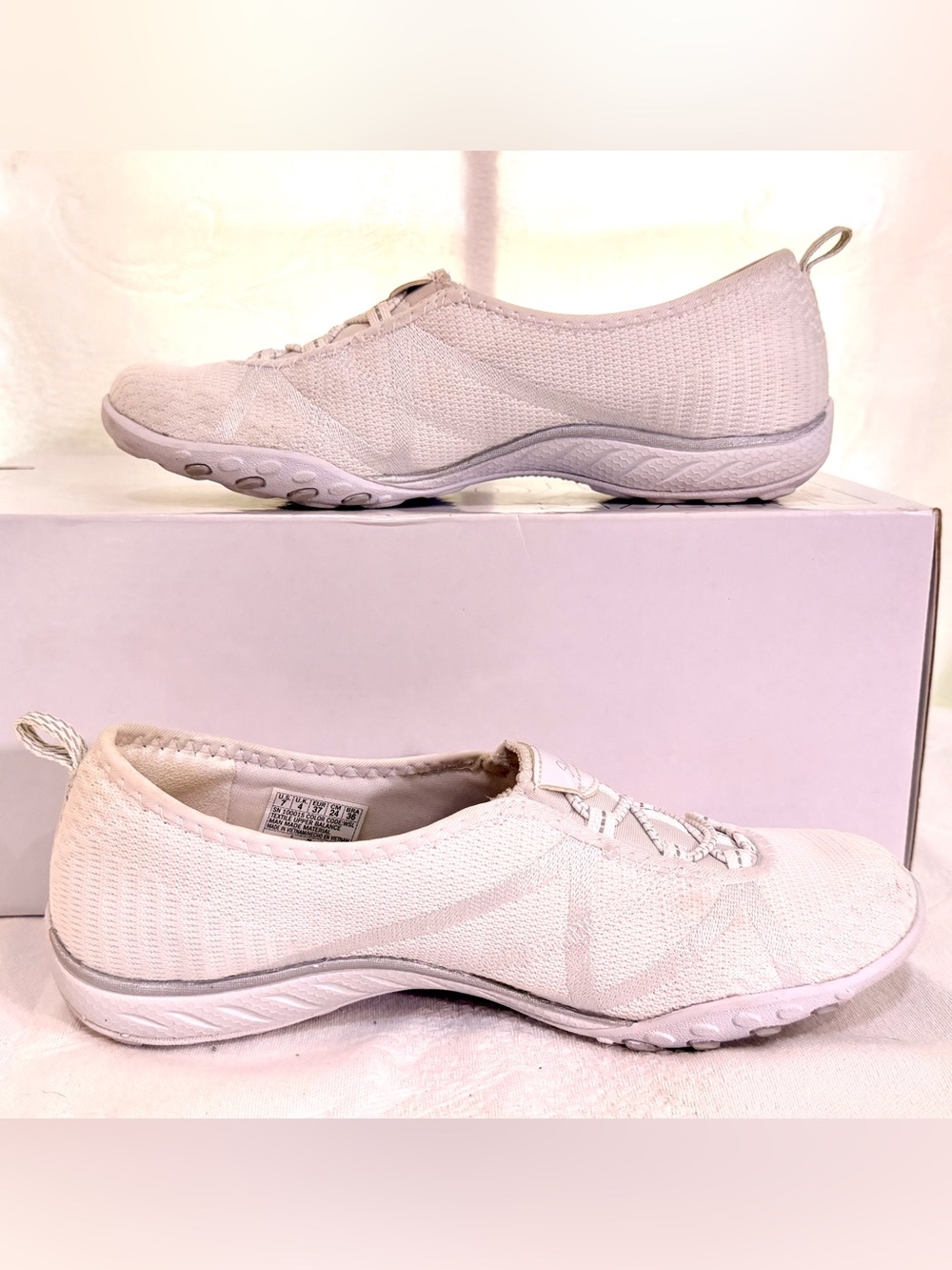 Skechers Women’s White Low-Top Knit Slip-On Sneakers S0033